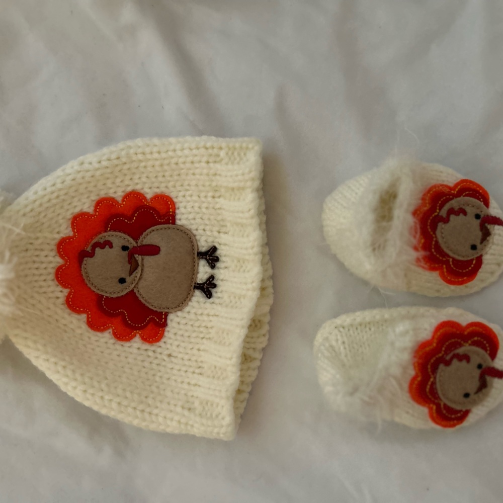 Newborn Thanksgiving, baby beanie and socks 🦃 🍂 🍁